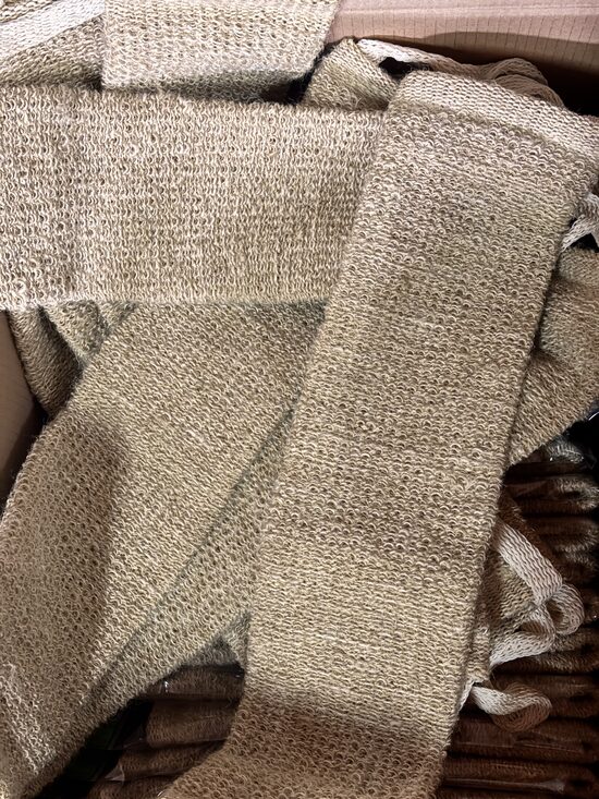 Dabīga, īpaši gara ķermeņa švamme no nātrēm